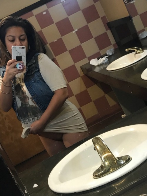 thicksexywomen - ninatribb - Horny bathroom selfies 