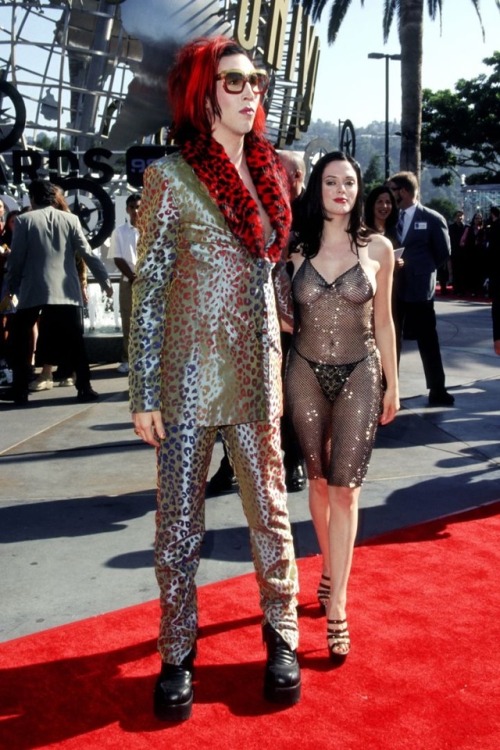 y2klame - Rose McGowan and Marilyn Manson on the red carpet...