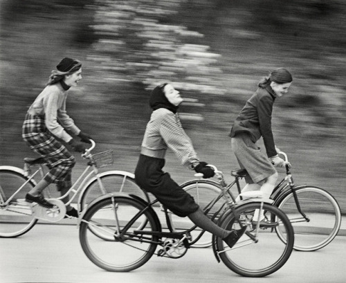 modijeanne - The Bicyclers, 1946ph ©Hermann Landshoff
