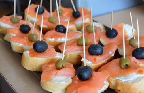 willkommen-in-germany - Lachs-Canapés mit Oliven. Canapés are a...