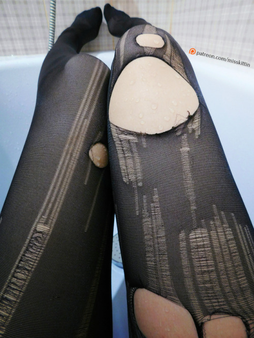 misskittin2:I like the look of wet tights *-*  And you? :3 