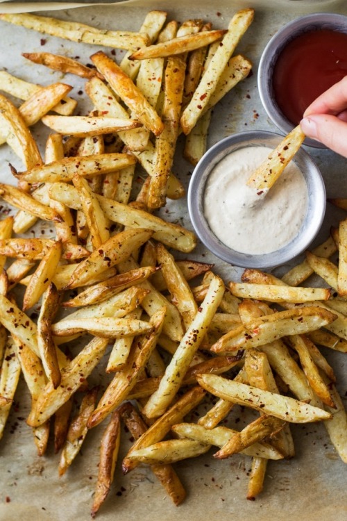 fullyhappyvegan - Rosemary fries with roasted garlic dip! 