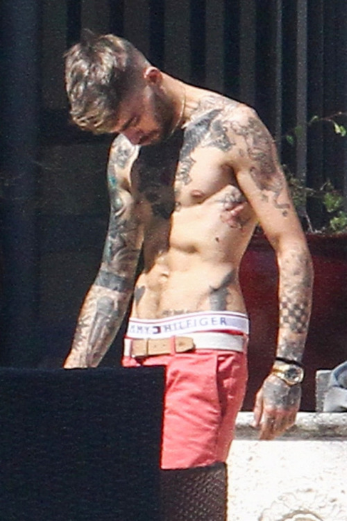keepingupwithzayn - Zayn at his rented home in Miami on March 13,...