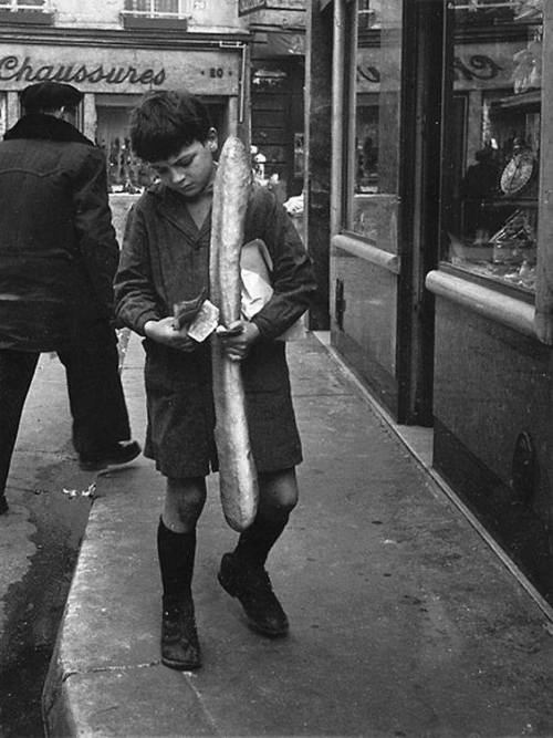 frenchcurious - Le garçon à la baguette, Paris, 1953. - source...