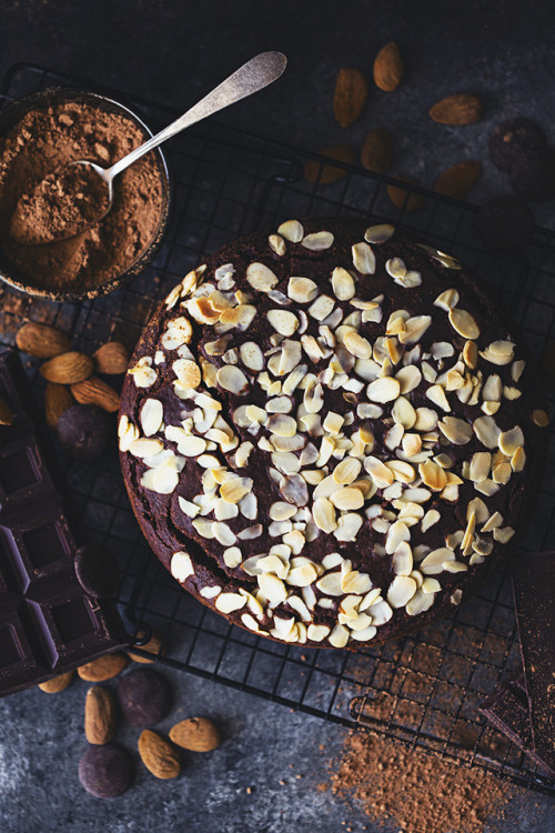 fullyhappyvegan - Chocolate & Almond Cake