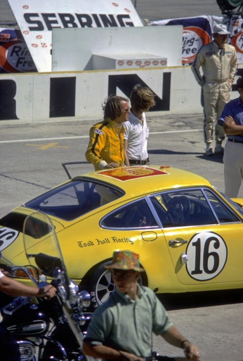 The Porsche 911 S of Michael Keyser and Jürgen Barth before the...