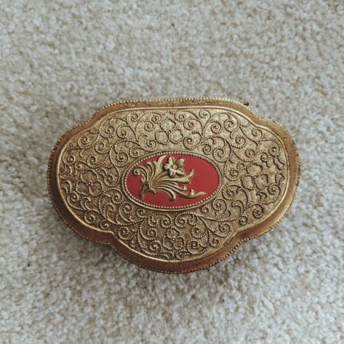 cranberried:my grandpa gave me this jewelry box and it’s so so...