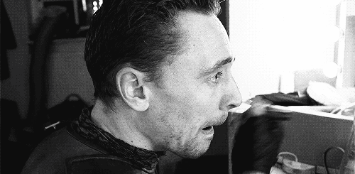 hiddleston-daily - [AGGRESSIVELY APPLIES MAKE UP ON ALREADY...