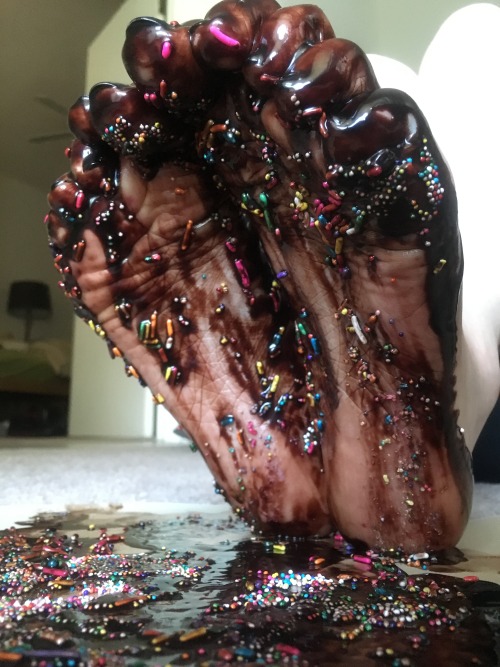 tastycummyfeet - Who else want to lick her sexy chocolate feet ?
