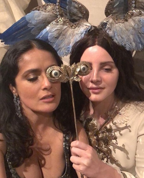 rusteddstardust - Lana del Rey and Salma Hayek at the 2018 Met...