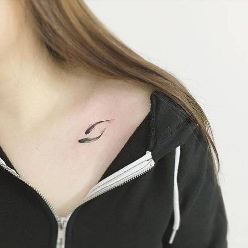 By Tattooist Flower, done in Seoul. http://ttoo.co/p/33287 small;collarbone;zodiac;single needle;animal;tiny;fish;ifttt;little;astrology;ocean;tattooistflower;pisces;carp