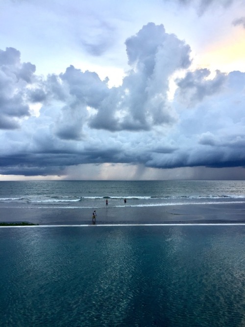 theclassyissue - ocean vs sky by @maya.m.jones