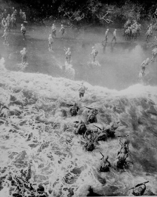 warhistoryonline - Marines landing at Cape Gloucester, New...