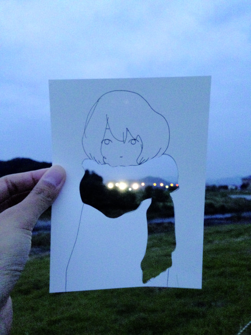 kawauchiasami - 河内麻美　2014年　紙にペン、iPhoneで撮影ドローイングを切り抜き、あいた穴から油彩画や風景...