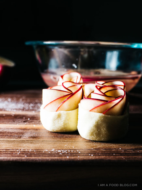 sweetoothgirl:Mini Puff Pastry Apple Roses