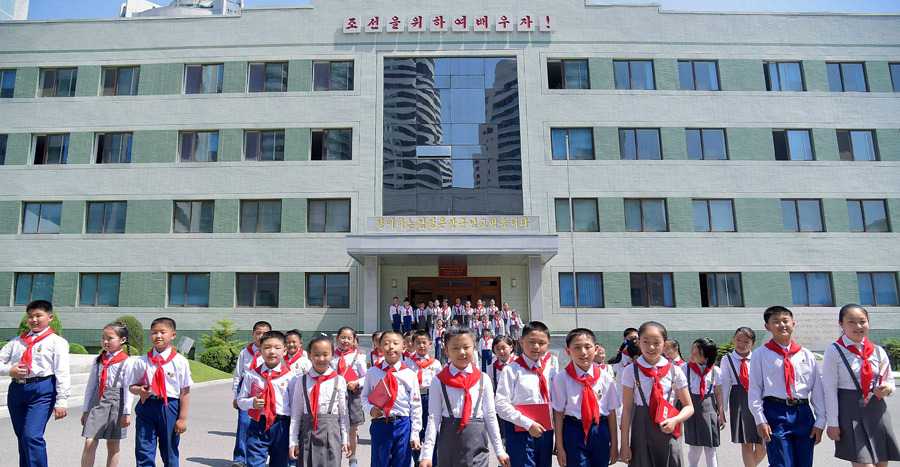 Один день северокорейских пионеров из школы Чанджон дружно, класс, Чтобы, направляется, местный, походом, заканчивается, ракетуУчебный, например, собрать, палок, можно, музей, говна, количества, какого, знать, детства, самолетов, танком