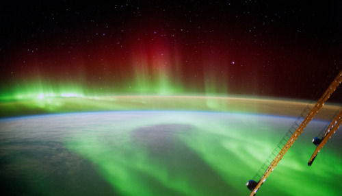 space-wallpapers - The ISS floating above the Aurora Borealis ...
