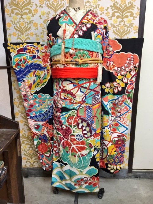 tanuki-kimono:Luxurious vintage black based bride furisode...
