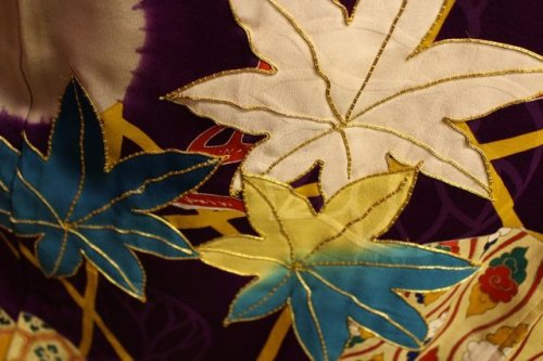 tanuki-kimono:Colorful vintage maples leaves kimono fluttering...