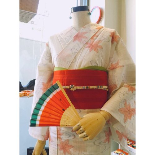 tanuki-kimono - Perfect example how a simple accessory can tie...