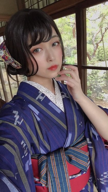 taishou-kun:Tsukumo cosplayer modelling in trendy kimono -...