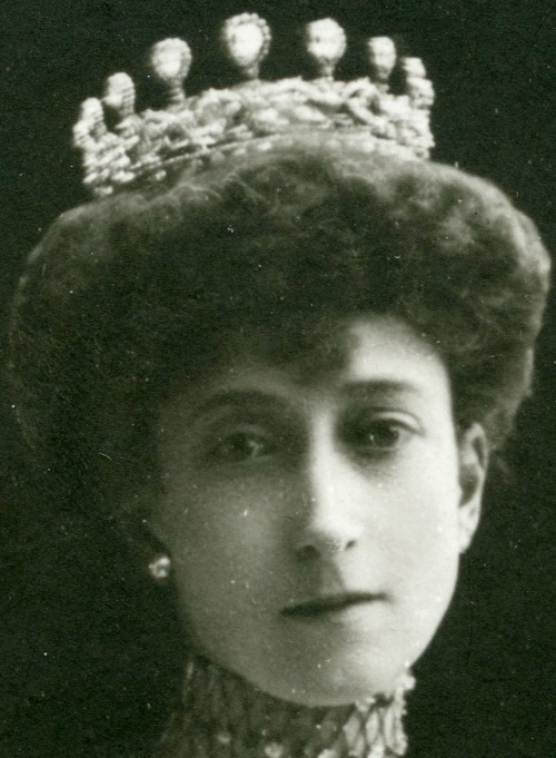 royalreading - Queen Maud with her tiaras vs more recent royal...