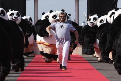 chandeluresinsicily:JACK BLACK IS LITERALLY LEADING AN ENTIRE...