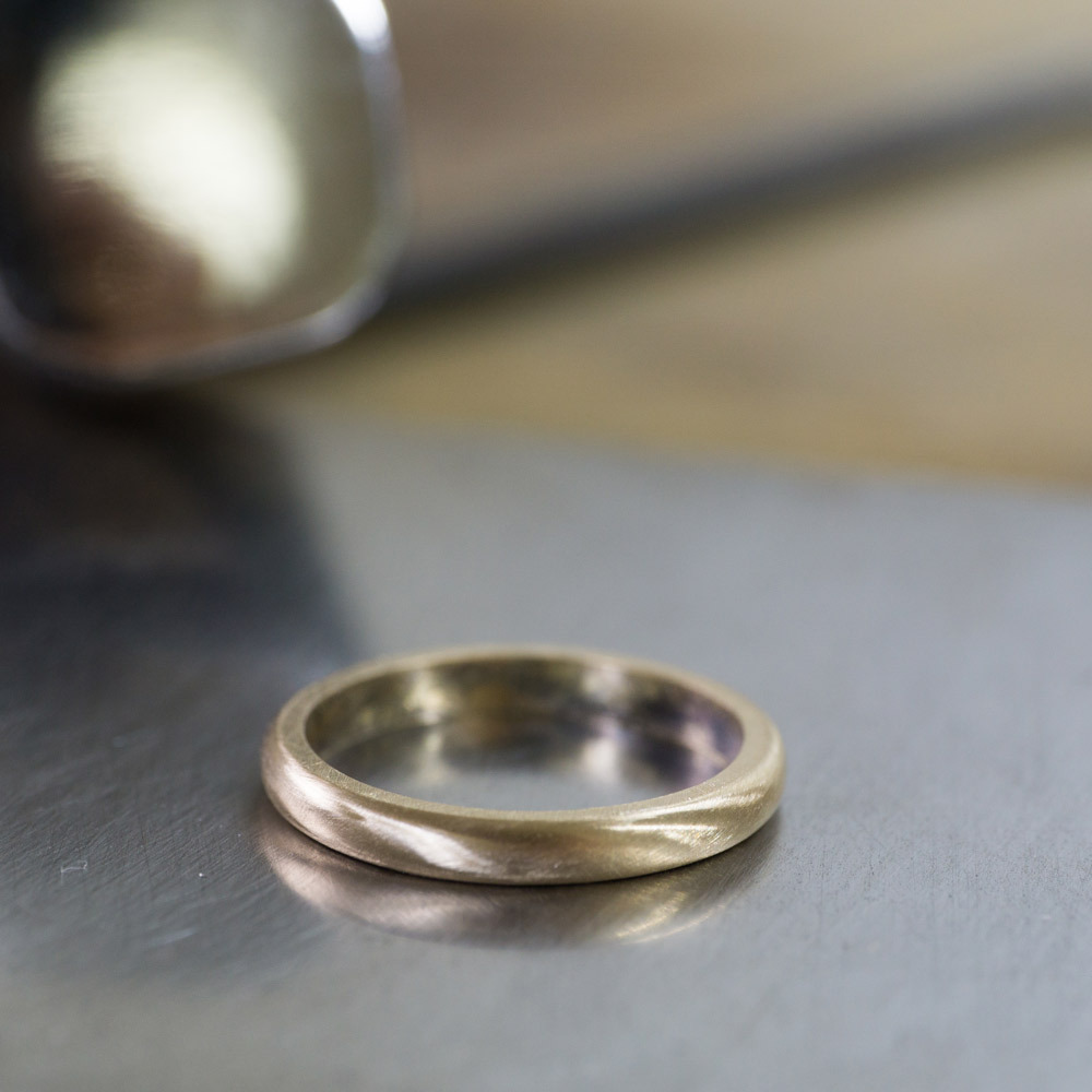 マリッジリングの制作風景　ゴールドのリング　屋久島でつくる結婚指輪