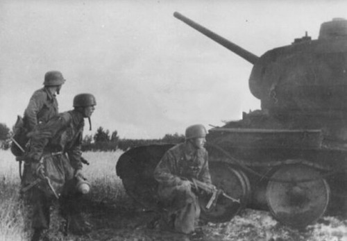derpanzergraf - German paratroopers in combat . The destroyed tank...