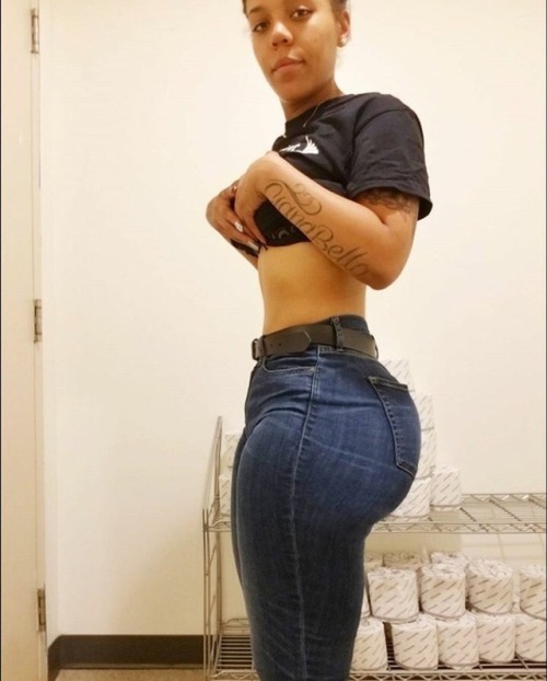 bigbuttsthickhipsnthighs - Slim goodie!Her body is...