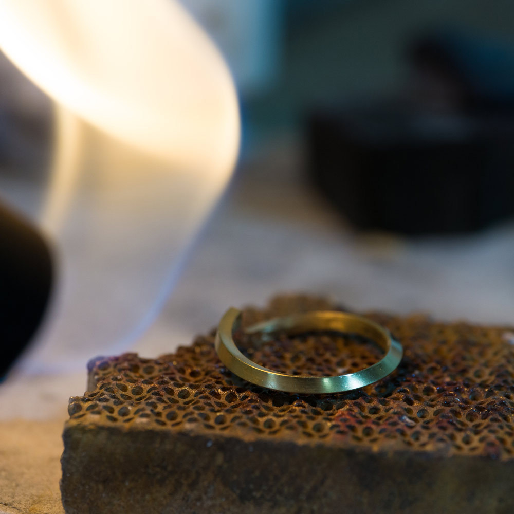 結婚指輪の制作風景　ゴールドリング