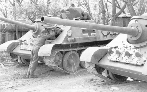 demdeutschenvolke - Captured SU-85 SPGs used by the Germans.