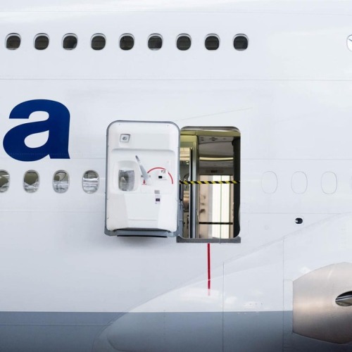 lairdkay - “A door” #minimalmonday with the @lufthansa 747.