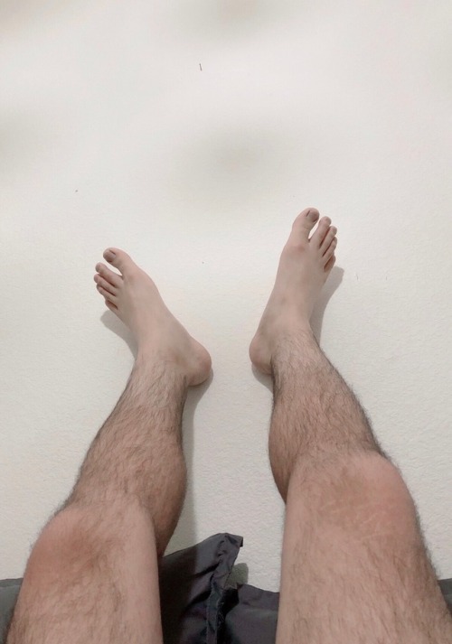 xandersfeet:I prefer to have smooth legs, but that’s too much...
