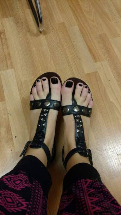 karathefootgoddess - Loving my fresh black toesYummy