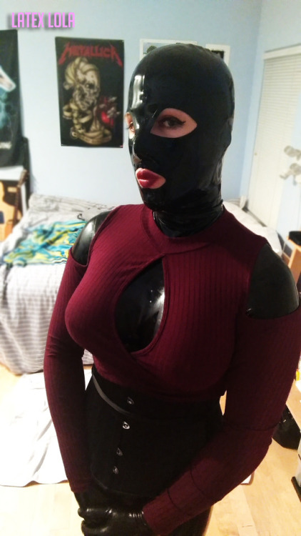 latex-lola-sissy:Celebrating the arrival of my new mask ;)