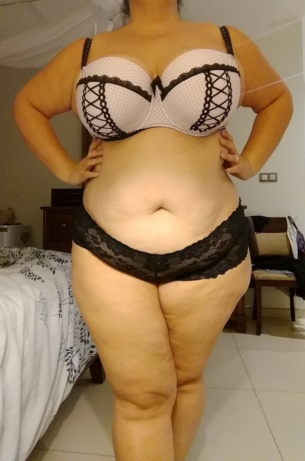 curvy hips big tits selfie
