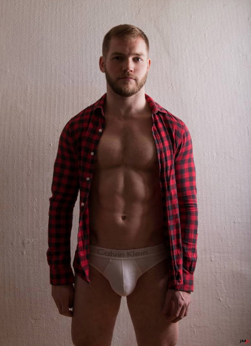 undiedude:Lionel by jMpThe bulge is really pumped up down...