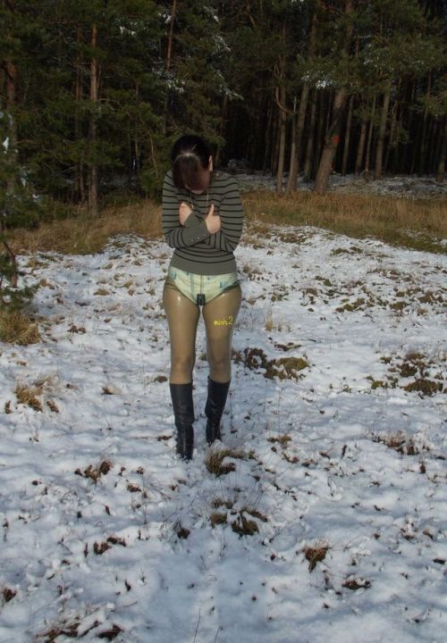 we24dl - A beautiful winter’s day on the Elbe. Latex Pantyhose...