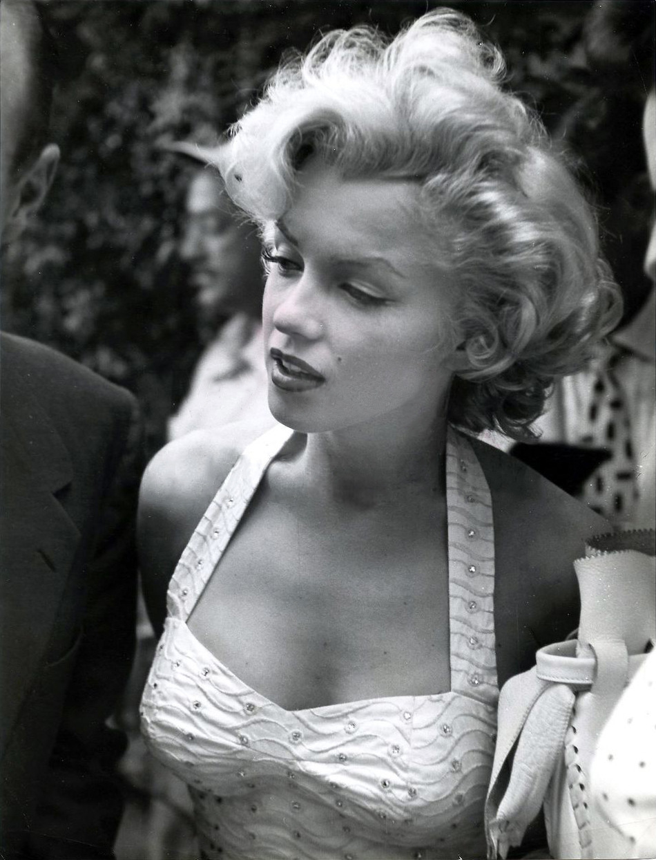 talesfromweirdland:
“Marilyn Monroe at Grauman’s Chinese Theater to place her hand and footprints. June 26th, 1953.
”