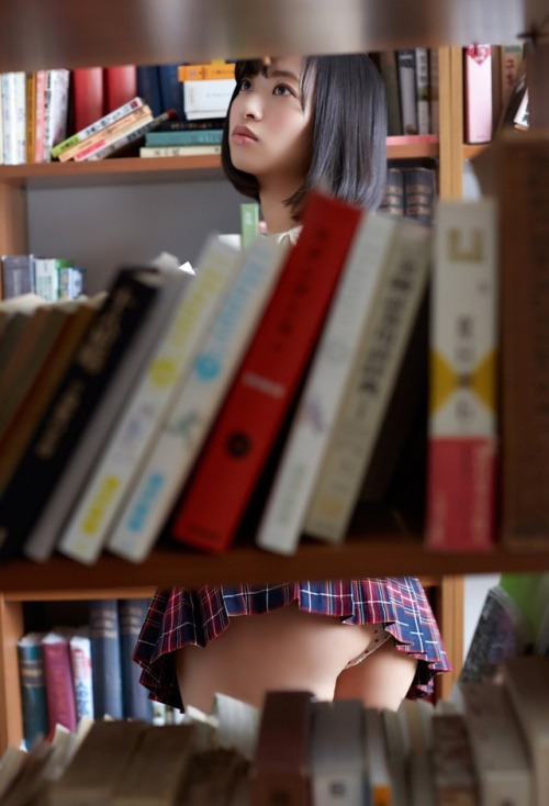 suzushiro - 倉持由香@ グラドル自画撮り部部長さんのツイート - “図書室で本を選ぶJK… ”