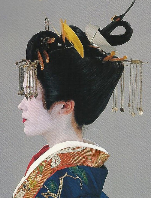 thekimonogallery:Scans from book: 300 years of Japanese women’s...