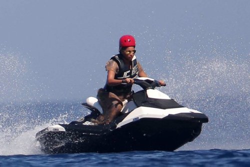 artbun - beyonceismylifeuniverse - Rihanna riding a jet ski with...