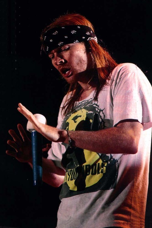 blog-music-is-my-life - Axl Rose on stage 