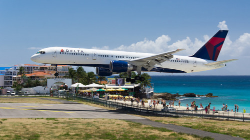aviationgreats - Delta 757 above Maho in Sint Maarten