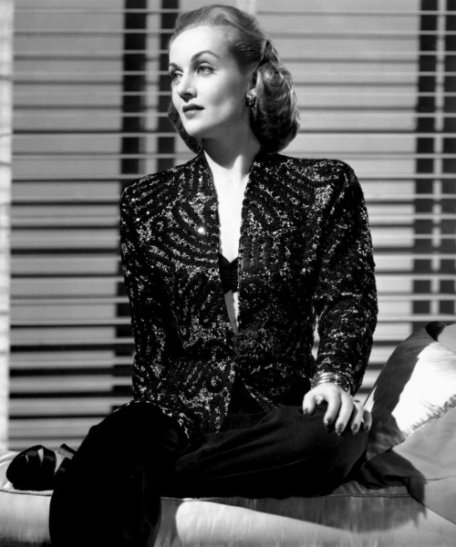 summers-in-hollywood - Carole Lombard modelling an outfit by...