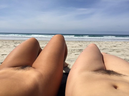 naturistelyon - American friends at the beach 