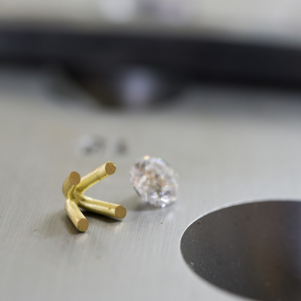 オーダーメイドジュエリーの制作風景　ゴールドの石枠、ダイヤモンド　屋久島で作る婚約指輪