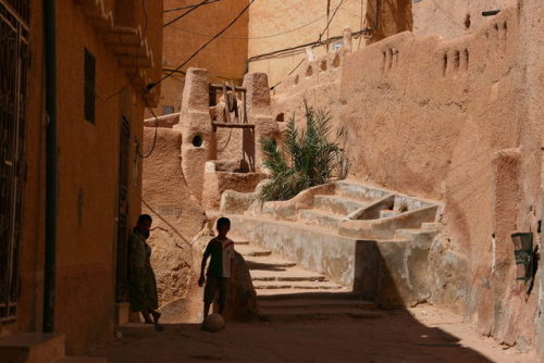 nordafricain - Kids playing in Ghardaia, Algeria.