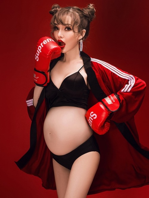cute boxing mommy~I want to caress her tummy~